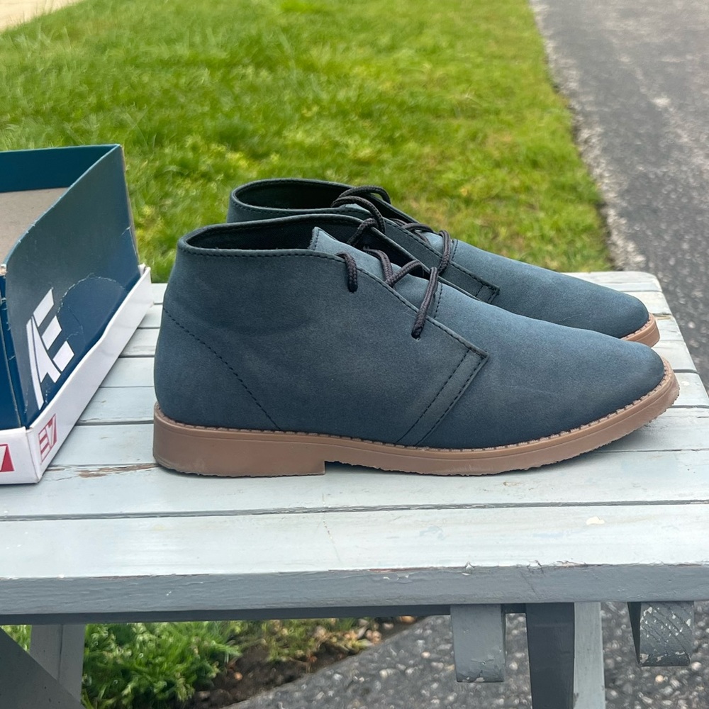 American Eagle Boys Size 2 Navy Chukka Boots